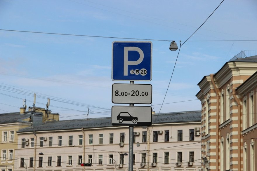 В 2023 году в Петербурге введут поминутную оплату парковки со второго часа