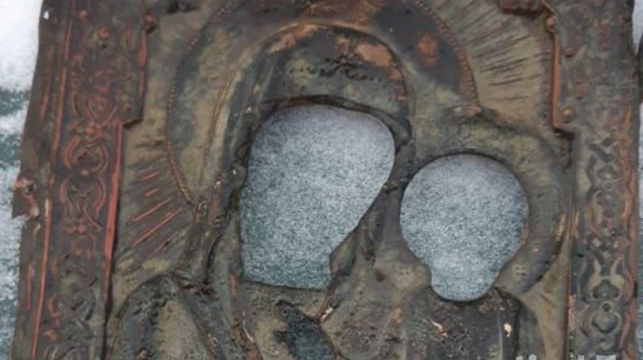 Водолазы случайно нашли на дне Невы оклады старинных икон
