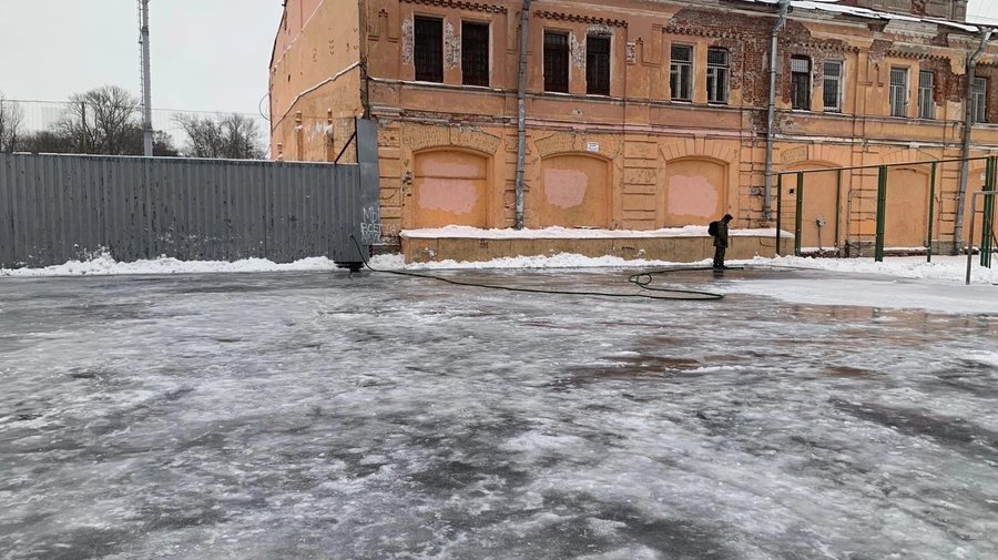 В Овсянниковском саду установили новую горку и начали заливать каток
