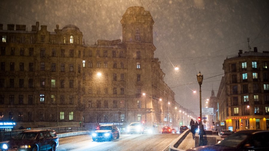Снежный шторм накрыл Петербург