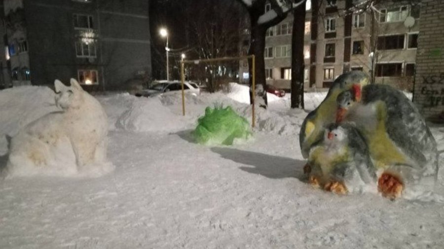 В одном из дворов Выборга поселились снежные пингвины и царевна-лягушка