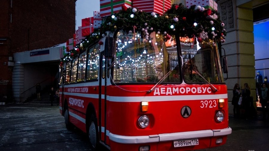 По улицам Петербурга будет курсировать новогодний ДедМоробус