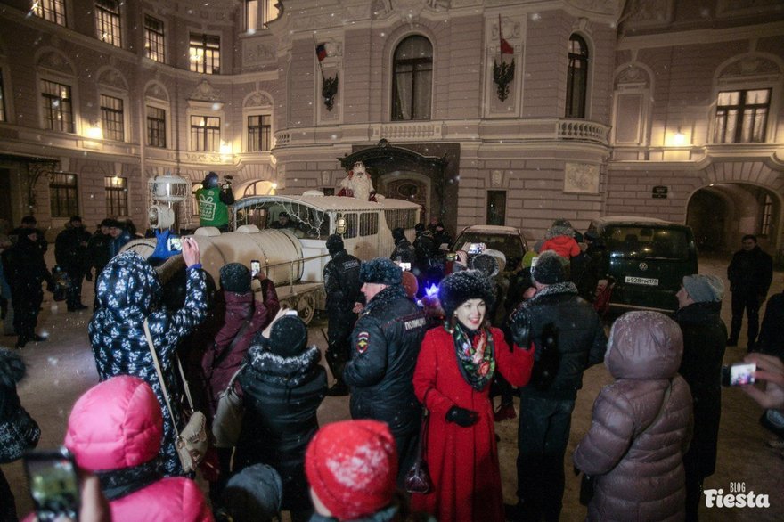 В Петергоф прибыл поезд Деда Мороза