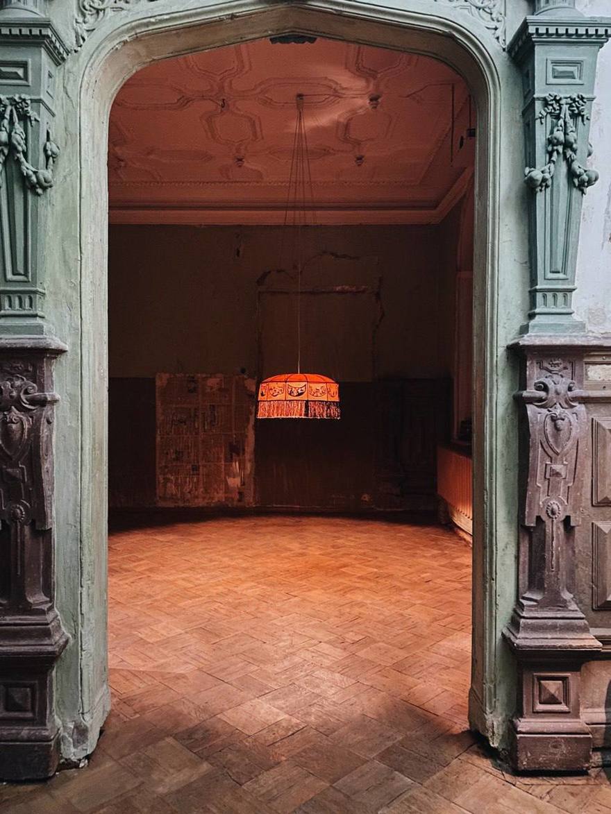 Подлинный абажур семьи Бродских вернулся после долгой реставрации в музей «Полторы комнаты»