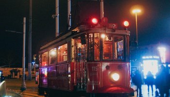 День влюбленных в трамвае-ресторане