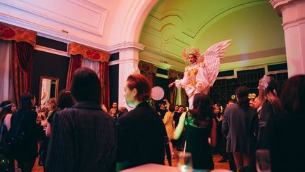 Вечеринка во дворце "Disko Flowers Ball. Episode Carmine" — фото 2