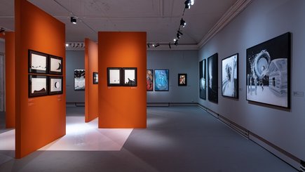 Выставка «Параллельные вселенные. От абстракции к артефакту. Коллекция Наталии Опалевой» — фото 1