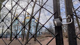 Сады в Петербурге начали закрывать на просушку