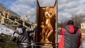 Скульптуры Большого каскада в Петергофе освободили от защитных футляров