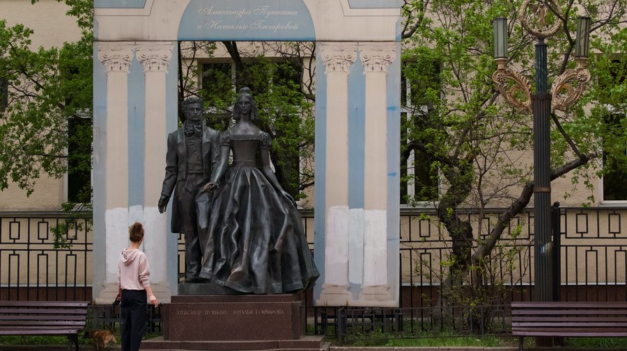После зимы в столице промоют более тысячи памятников