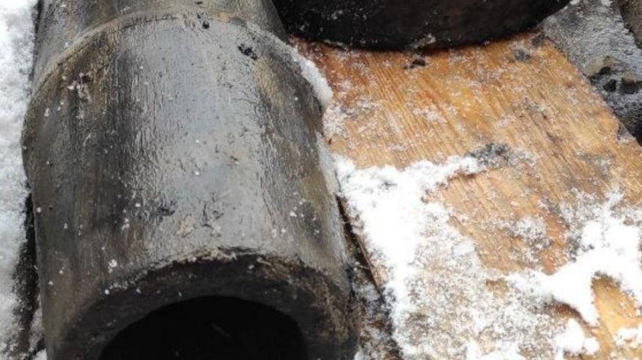 Работники «Водоканала» нашли в Петербурге деревянный трубопровод XVIII века