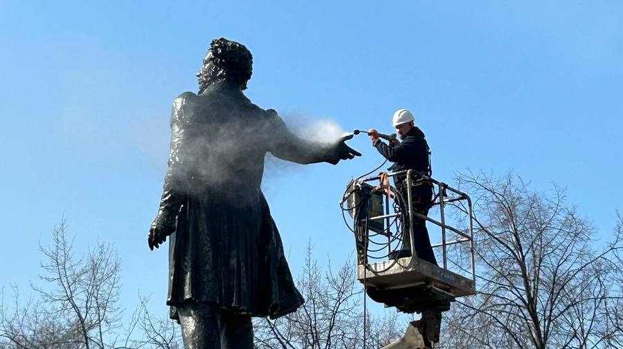 На площади Искусств в Петербурге отмыли памятник Пушкину