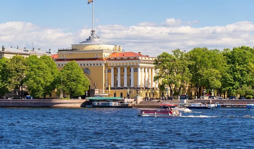 В центре Петербурга открыли паромную переправу