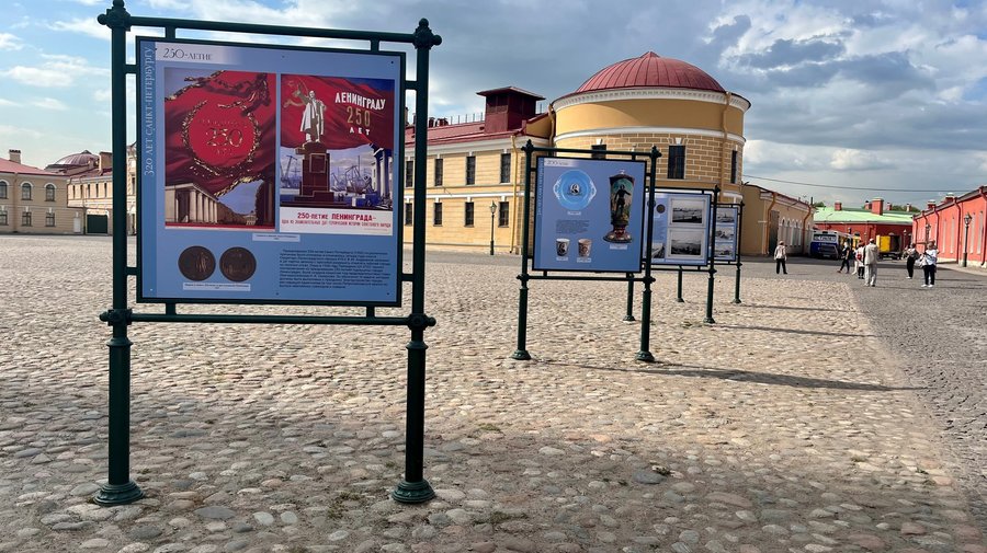 Выставка под открытым небом «К 320-летию Санкт-Петербурга»