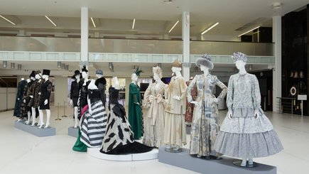 Выставка костюмов Вячеслава Зайцева и Валентина Юдашкина в Эрмитаже — фото 3