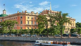 Дневная прогулка по рекам и каналам на однопалубном теплоходе с экскурсией со скидкой до 50%