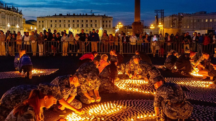 Огненную картину войны из 70 тысяч свечей зажгли в Петербурге в день 82-ой годовщины начала Великой Отечественной войны