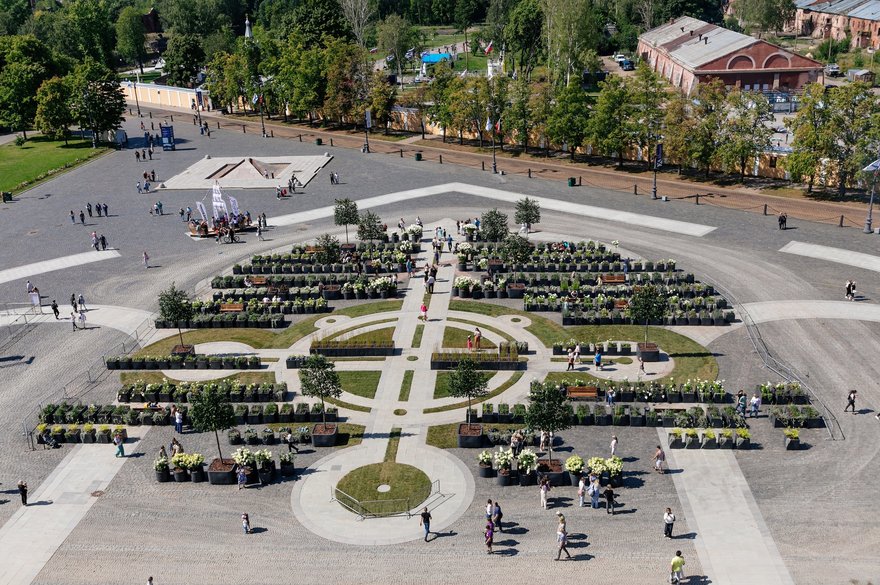 На Якорной площади в Кронштадте появился сад-трансформер