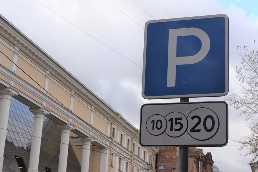 На Крестовском острове начали обустраивать зону платной парковки 