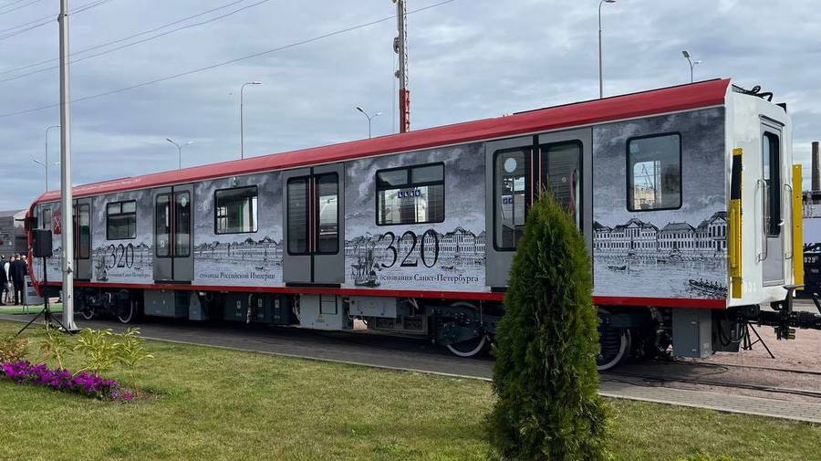 В Петербурге показали арт-поезд «Балтиец», посвящённый 320-летию города