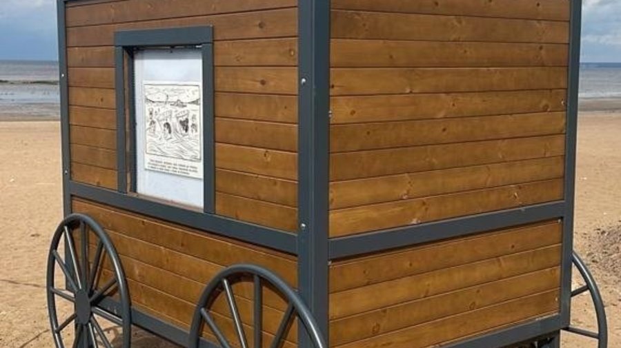 На Сестрорецком пляже установили раздевалки в виде повозок