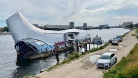 В Петербурге начали демонтаж плавучего ресторана «Серебряный кит»