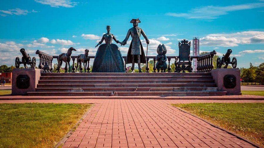 Памятник Петру I и Екатерине I