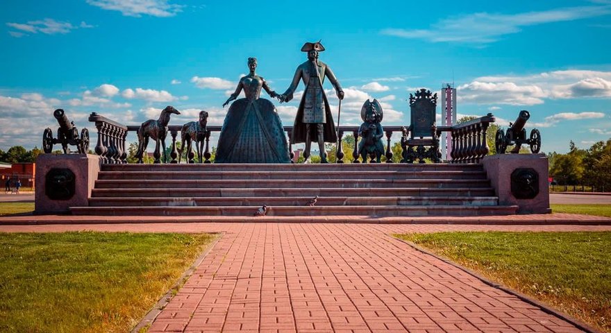 Памятник Петру I и Екатерине I