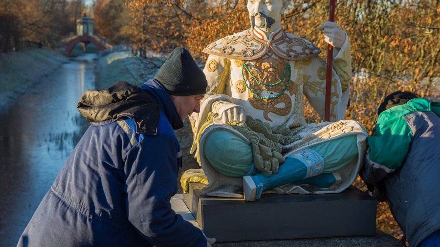 В Царском Селе скульптуры начали укрывать от холодов