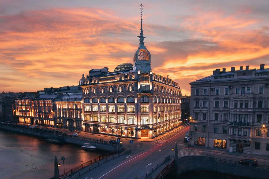 Универмаг «У Красного Моста. Au Pont Rouge»