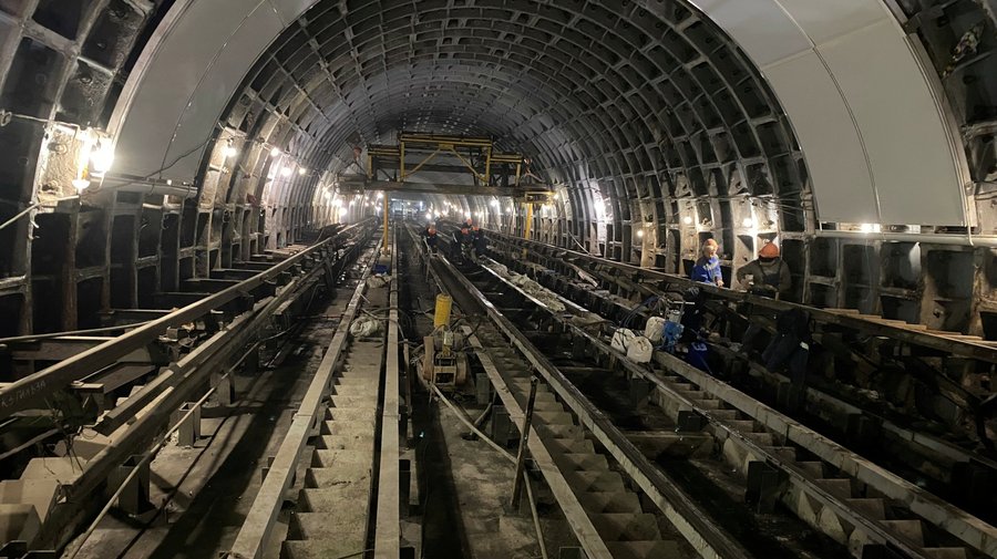 На станции метро «Чернышевская» начали монтировать эскалаторы