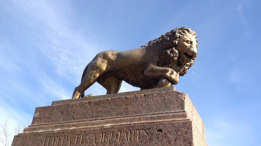 Бронзовый лев