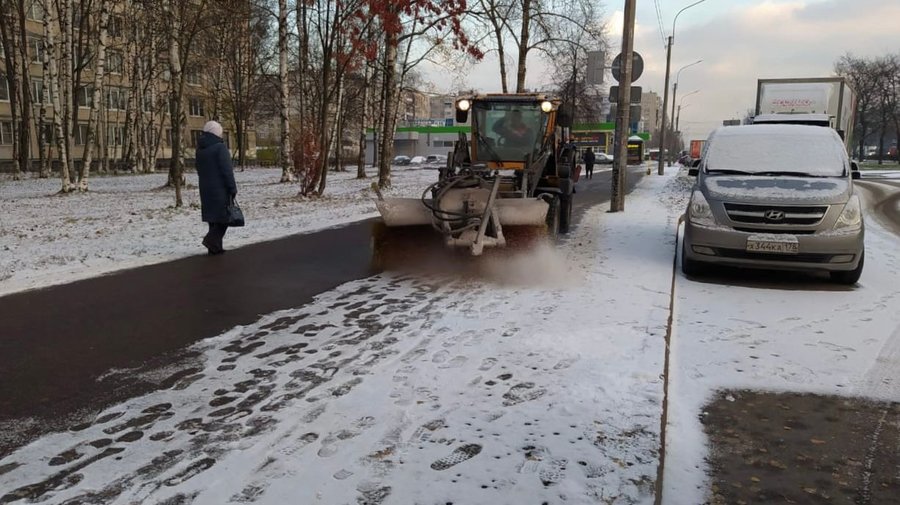За последние семь дней на улицы Петербурга высыпали 3300 тонн соли