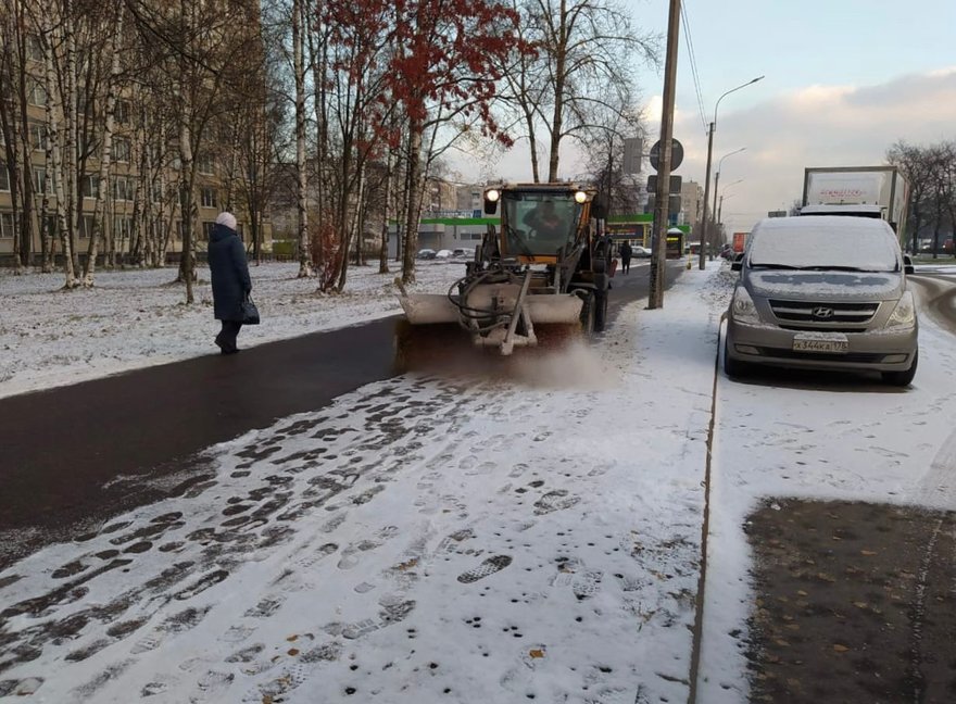 За последние семь дней на улицы Петербурга высыпали 3300 тонн соли