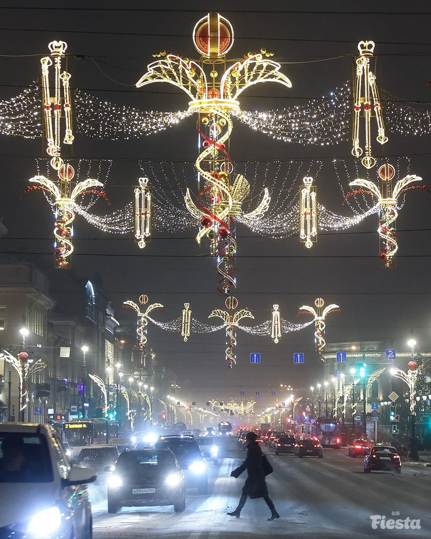 Новогодние украшения начнут убирать с улиц Петербурга после старого Нового года