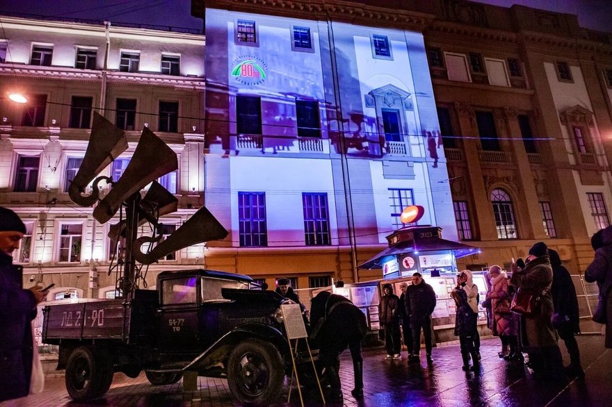 выставки под открытом небом. уличный стенд для картин. экспозиция под открытым небом. арт выставка под открытым небом. уличная фотовыставка.