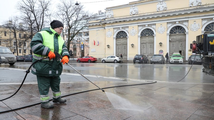 В Петербурге ещё до прихода календарной весны начали мыть улицы