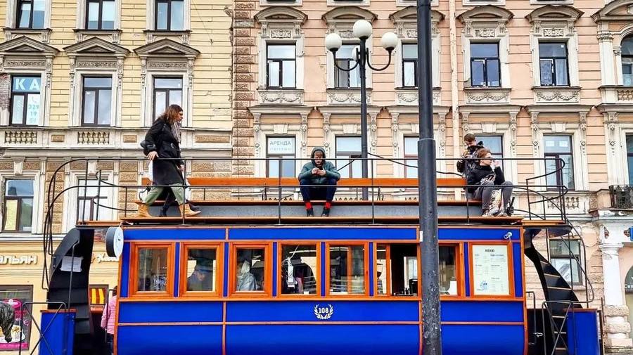 Знаменитую конку у станции метро «Василеостровская» уберут