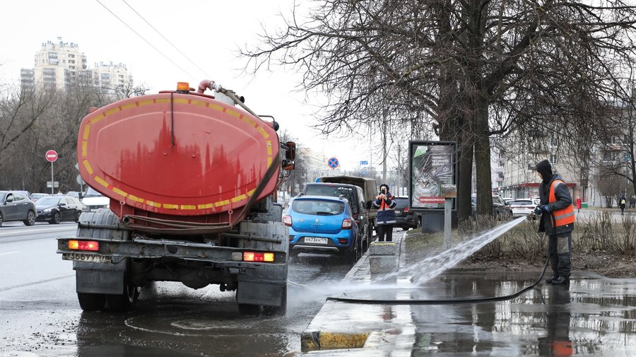 В Петербурге началась полоценная мойка улиц