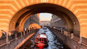 Экскурсия «По Петербургу на теплоходе: каналы, мосты и Большая Нева»