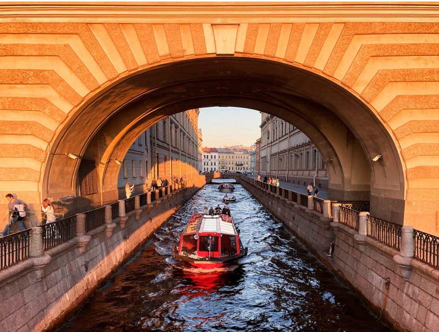 Экскурсия «По Петербургу на теплоходе: каналы, мосты и Большая Нева»