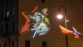 Световые проекции и Лучи Победы украсят вечерний Петербург в честь 9 мая