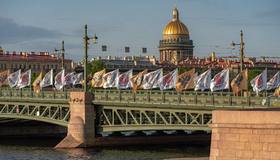 Санкт-Петербург начали украшать ко Дню города