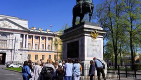 Вокруг памятника Петру I у Михайловского замка установили ограду