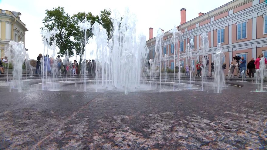 Во дворе СПбГУ запустили новый фонтан «Пётр Первый»