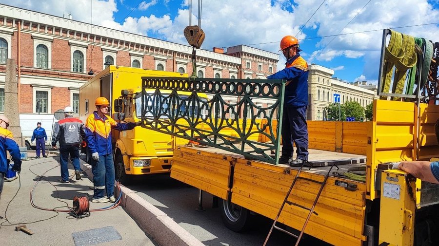 На Поцелуевом мосту восстановили ограждение после майской трагедии