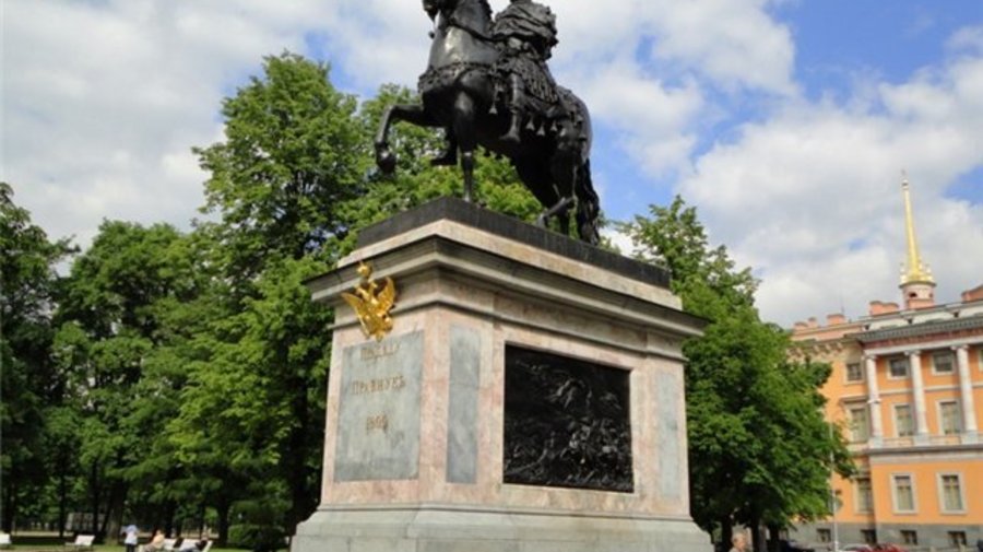 Памятник Петру Первому