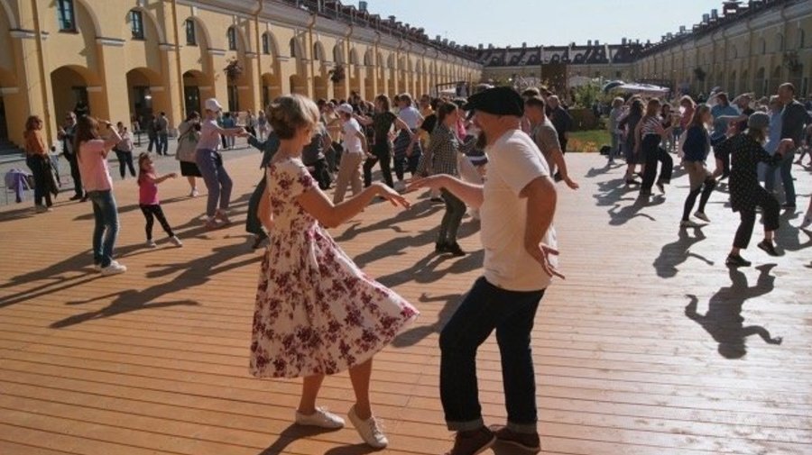 Танцевальный open-air Jiving Cats