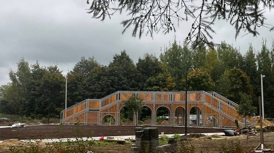 В Ленинградской области на улице Суворова в Новой Ладоге создается новое общественное пространство, которое формирует въездную зону в город