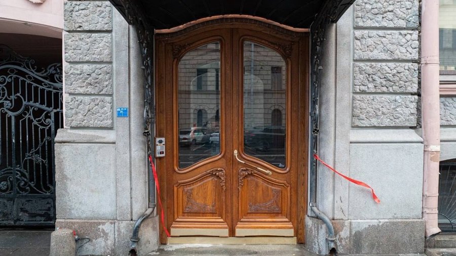 Старинные двери в доме Бака в Петербурге вернулись после реставрации